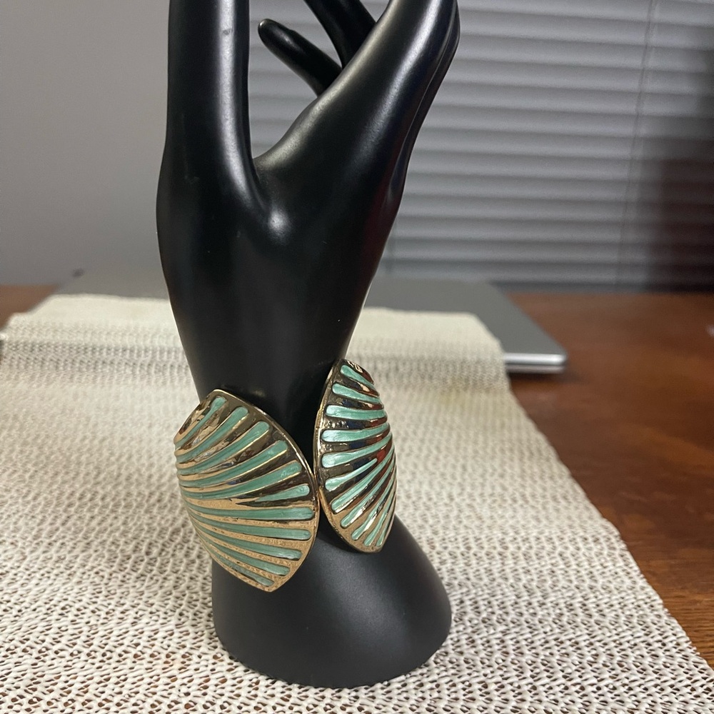 New turquoise & gold tone shell style clamper bracelet size 7-7.5